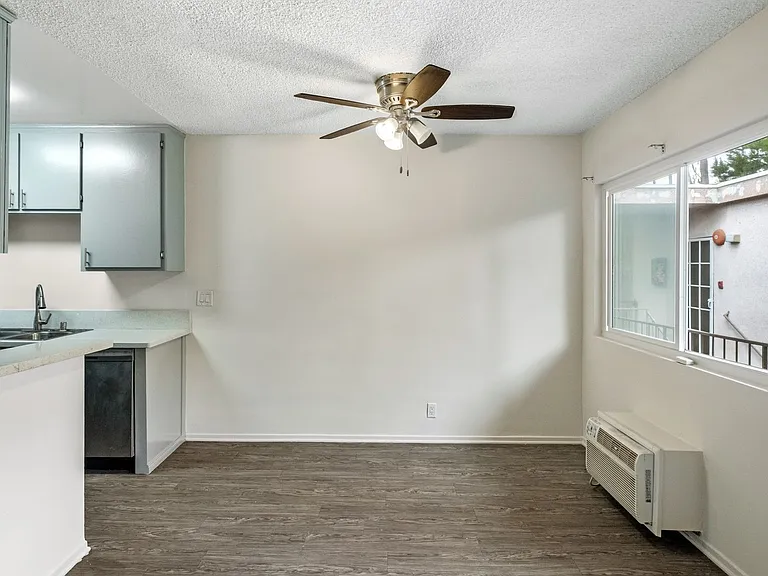 1808 N Harvard Blvd — Photo 11
