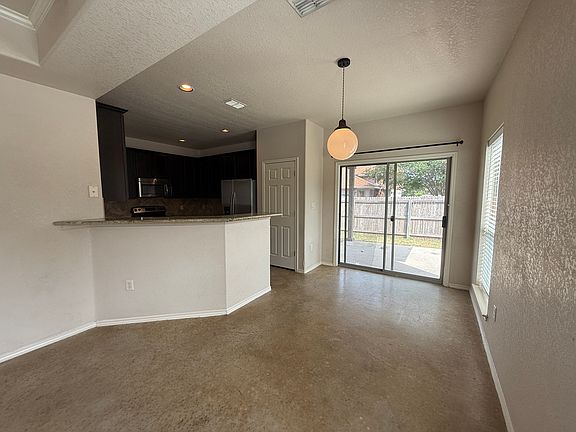 4th image of 1012 Brown Rock Dr