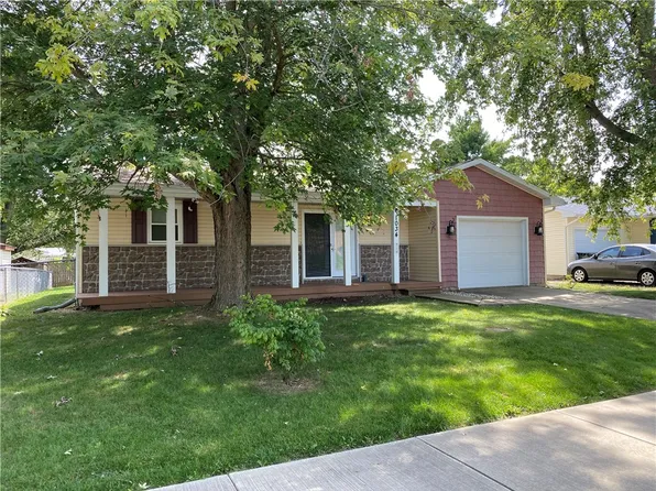 1034 Stratford Dr, Charleston, IL 61920