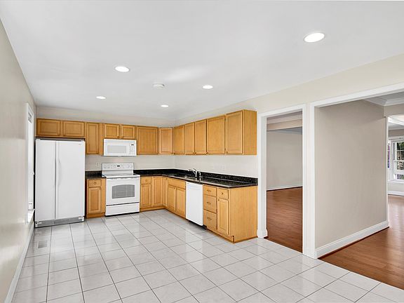 3rd image of 5603 Castlebury Ct