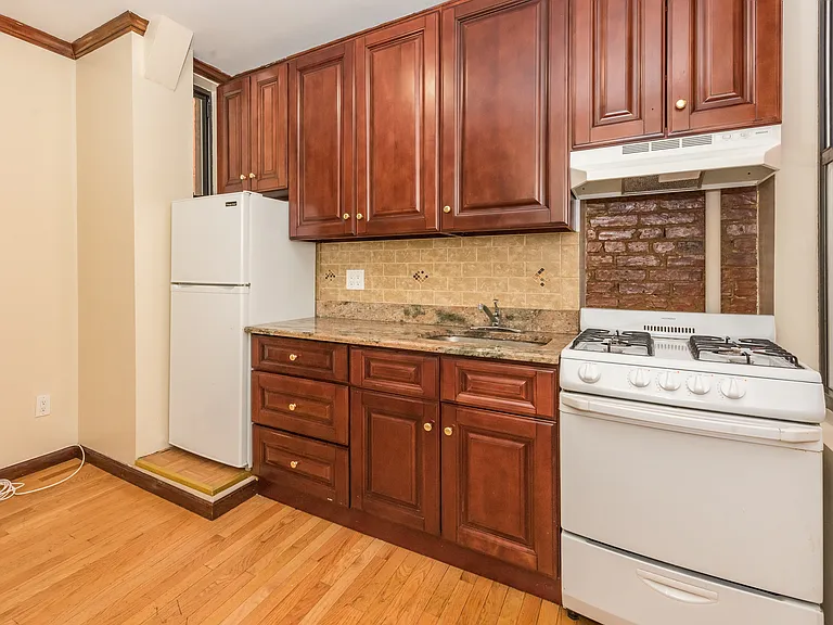 97 E 7th St #9 — Photo 2