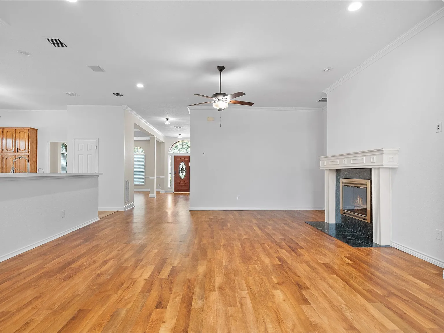 4 bed, 2569 sqft, $3,200 — Photo 4