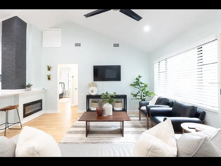 818 W Plymouth St — Photo 20