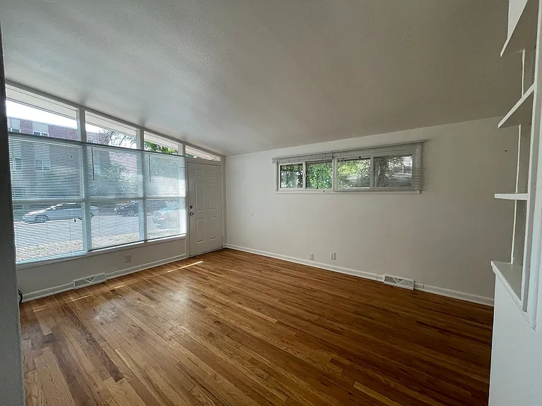 1930 Dallas St — Photo 12