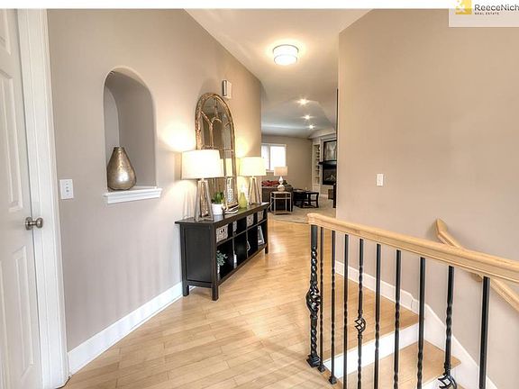 What a beautiful entryway into the home!