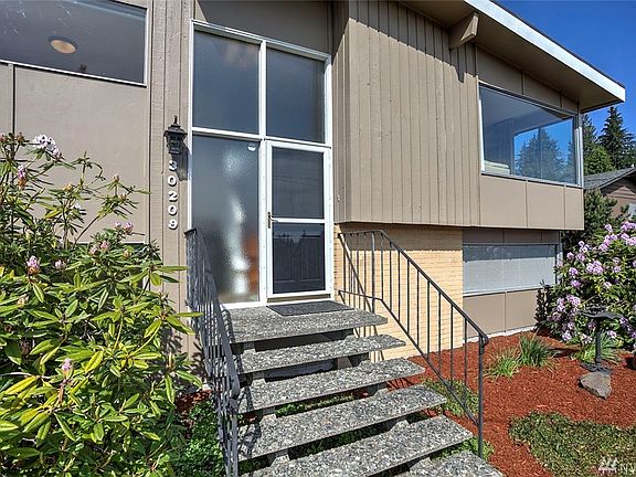 These windows guarantee a sunny entry even on a cloudy Northwest day!