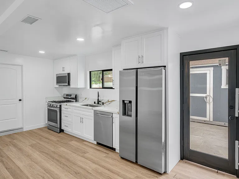 3157 Vera Ave #1/2 — Photo 8
