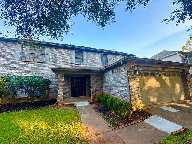 4 bed, 2.5 bath, 2492 sqft, $2,400 — Photo 2