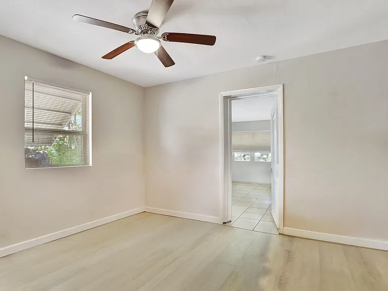 3208 NE 8th Ct #1 — Photo 9