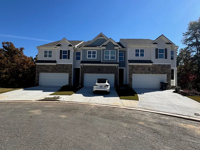 567 Stoneybrook Dr — Photo 2