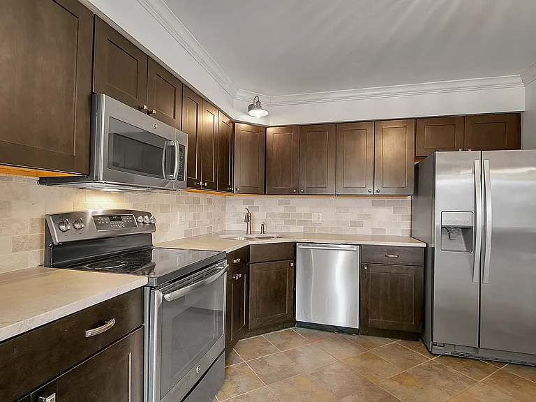 1002 Castilian Ct #302 — Photo 6