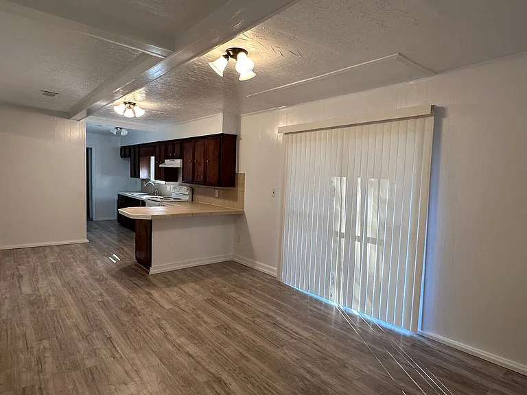 3127 Fleetwood Dr — Photo 5