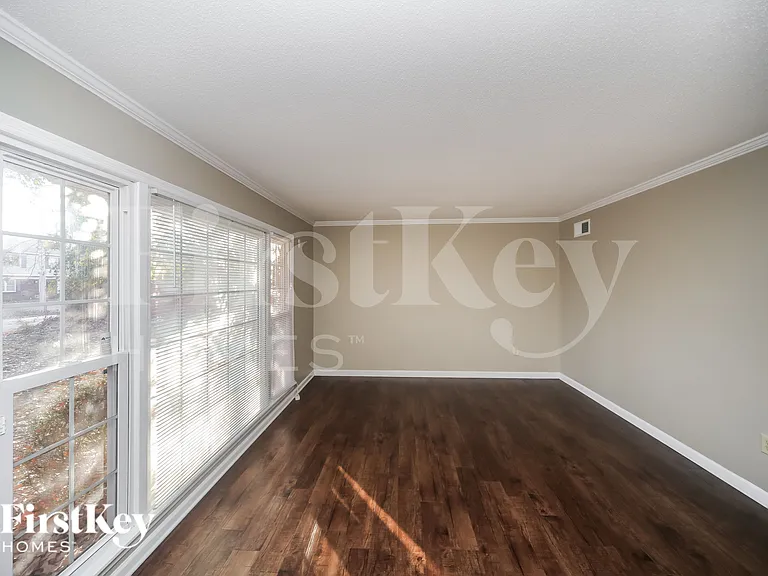 6000 Macleod Dr — Photo 2