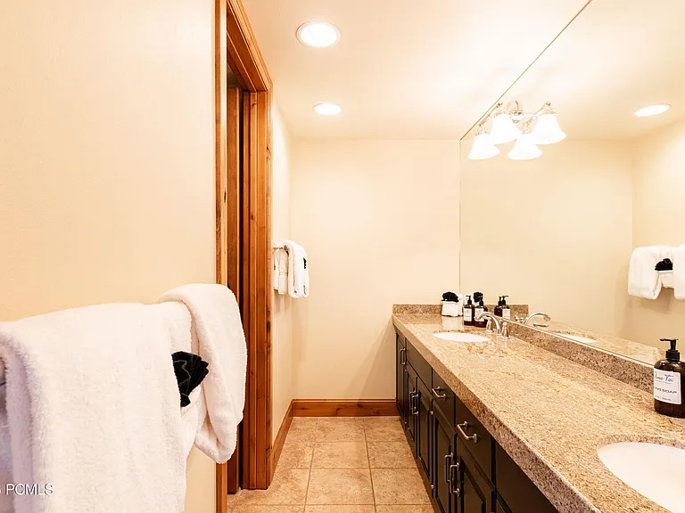 1525 Lakeside Cir — Photo 39