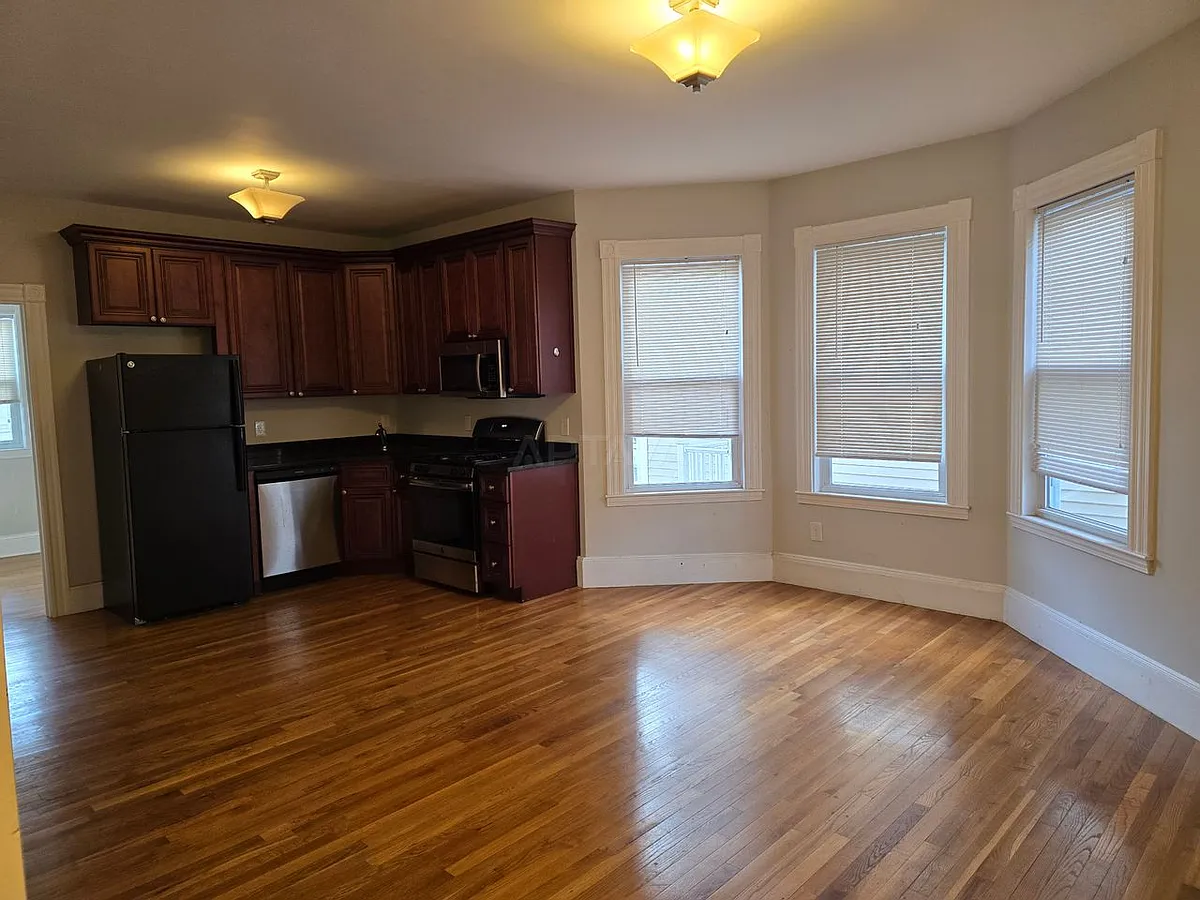 Building Photo - 16 Kenwood St #1