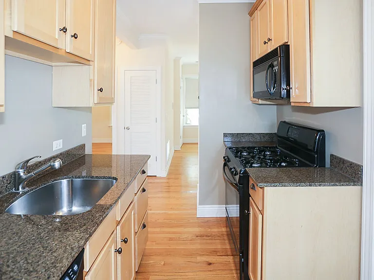 1210 W Waveland Ave — Photo 6