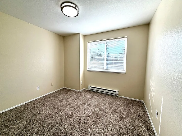 0174-06PP Lindsey Anne Apartments — Photo 15