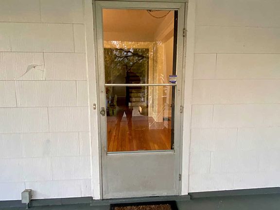 3rd image of 511 NE Midlake Dr
