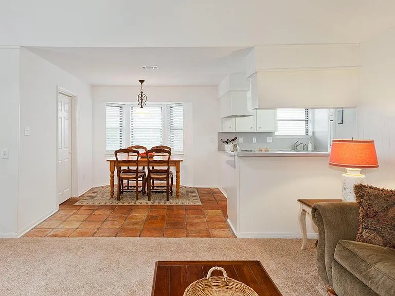 211 W Sherwood Dr — Photo 6