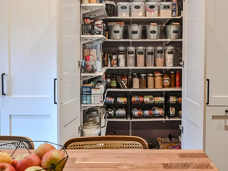 Walk in pantry