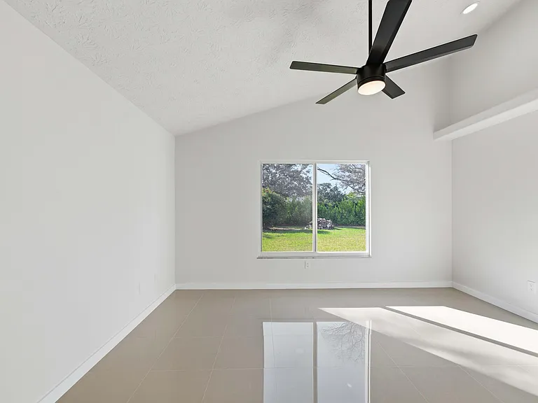3031 SE Galt Cir — Photo 16