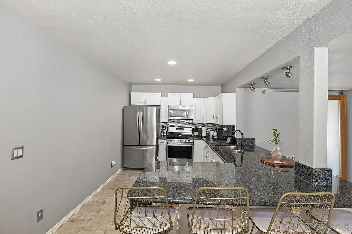 1 bed, 1100 sqft, $1,099 — Photo 3