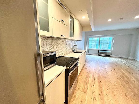 3rd image of 555 Waverly Ave APT 6W