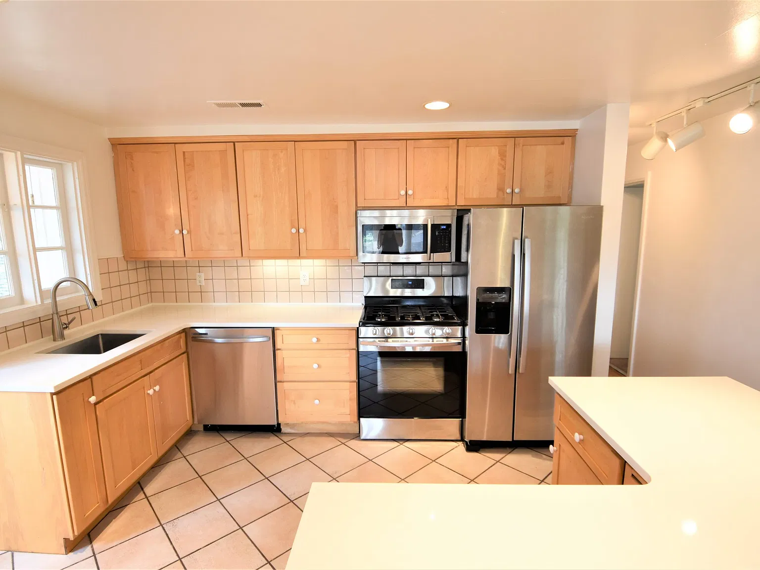 6 bed, 2134 sqft, $11,910 — Photo 3