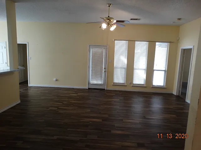 1300 Rosewood Ln — Photo 3