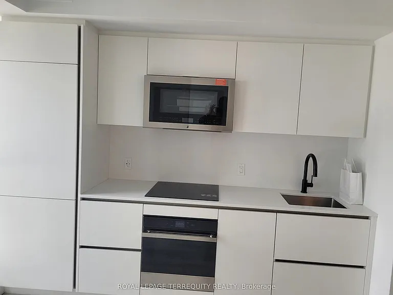 327 King St W #1301 — Photo 10