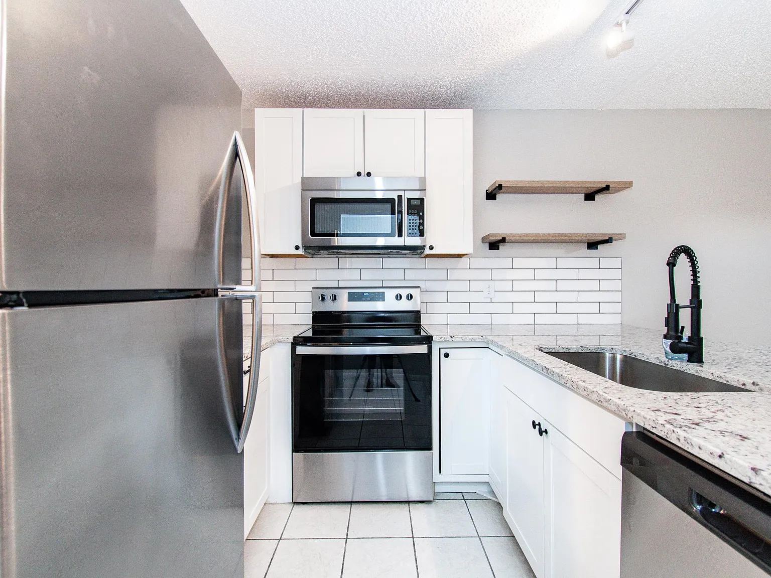 2 bed, 876 sqft, $1,600 — Photo 2