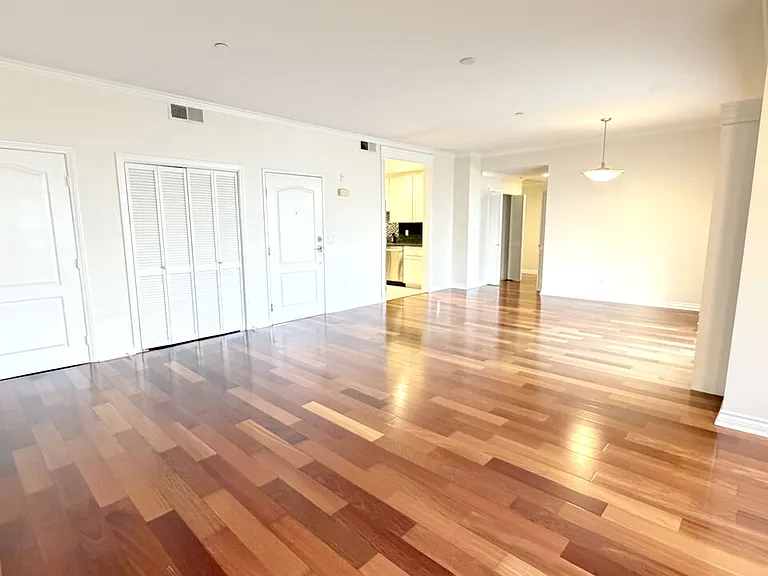 956 S Wilton Pl #401 — Photo 2
