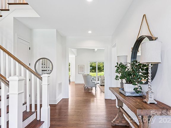 5th image of 98 Drummond Cir