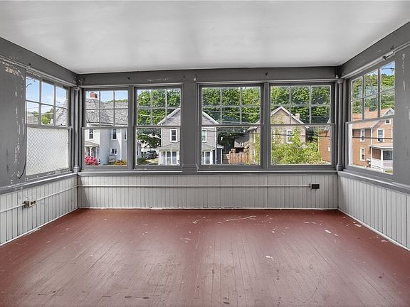 4th image of 12 Valleyview St