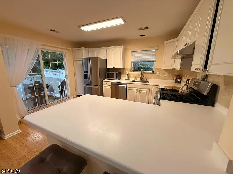 3 bed, 2.5 bath, $4,400 — Photo 3