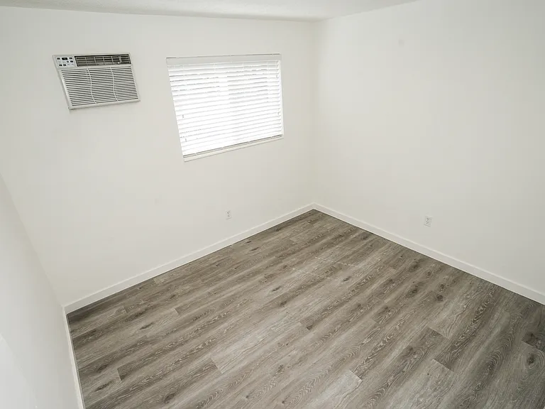 1043 NW 5th St #5 — Photo 13