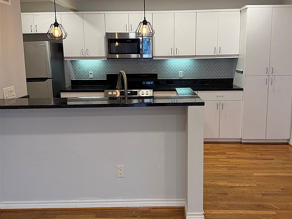 4th image of 4122 Travis St #13