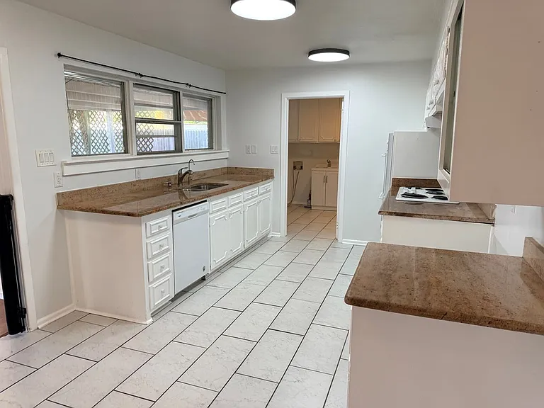 1215 Neely Ave — Photo 7