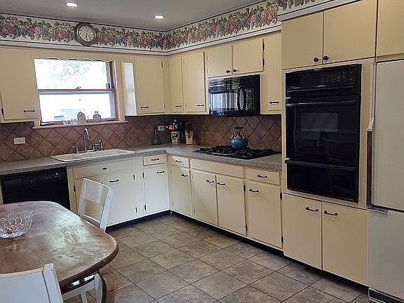 Eat-in kitchen