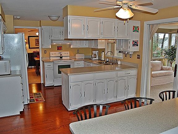 3rd image of 9617 Tracy Ct