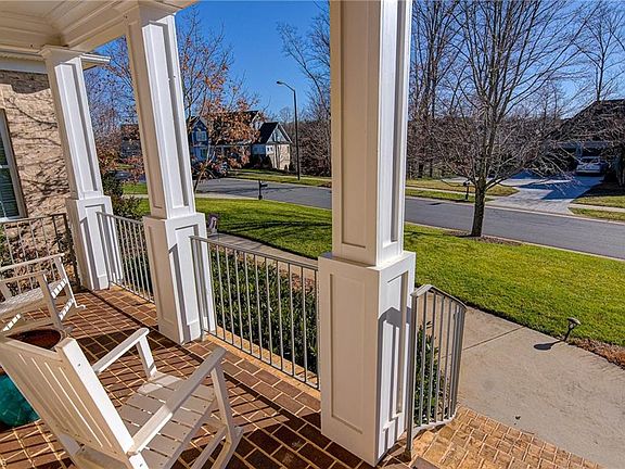 3rd image of 850 Windalier Ln