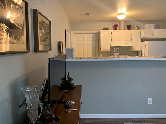 2nd image of 976 Latigo Dr Unit 1