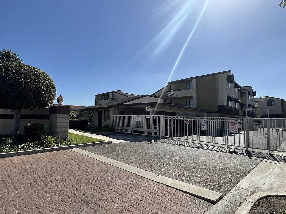 Lincoln Court Apartments