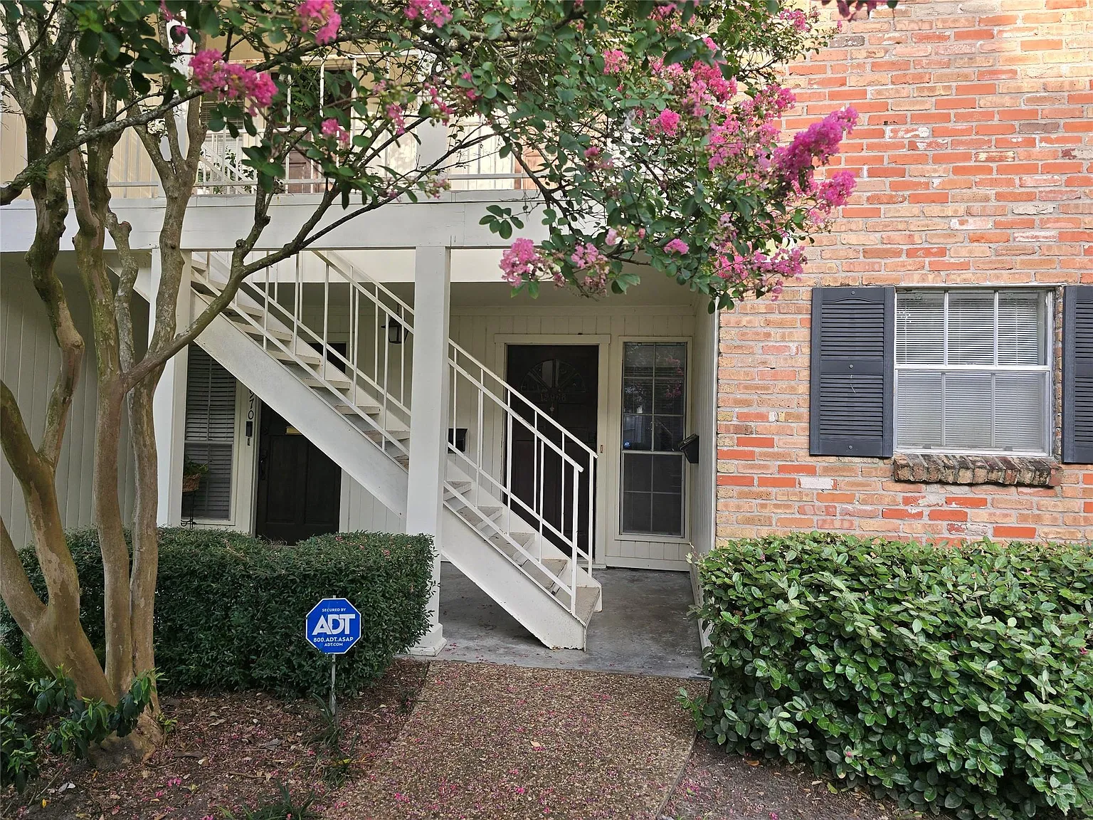 2 bed, 1.5 bath, 1260 sqft, $1,900 — Photo 2