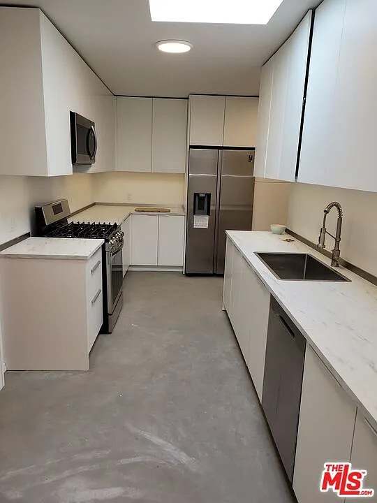 3 bed, 2.0 bath, 1800 sqft, $3,955 — Photo 4