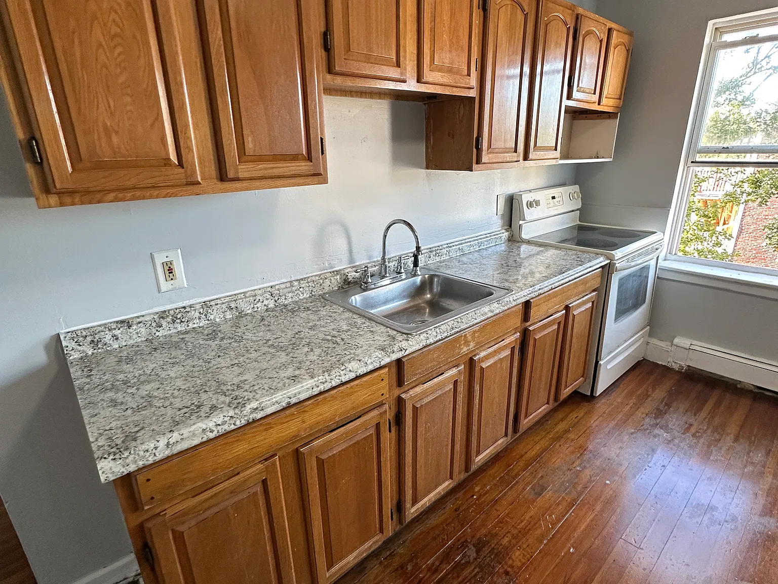 126 Oak St — Photo 3