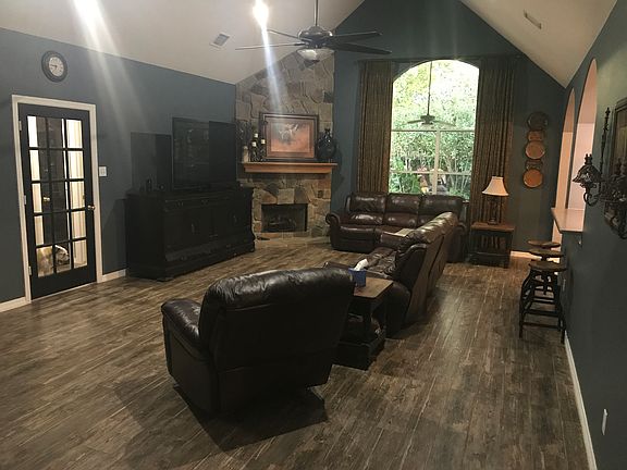 3rd image of 919 McDaniel Dr