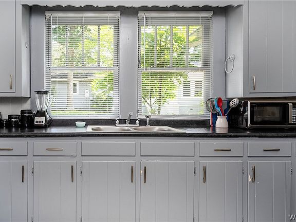 5th image of 1639 17th Ave E