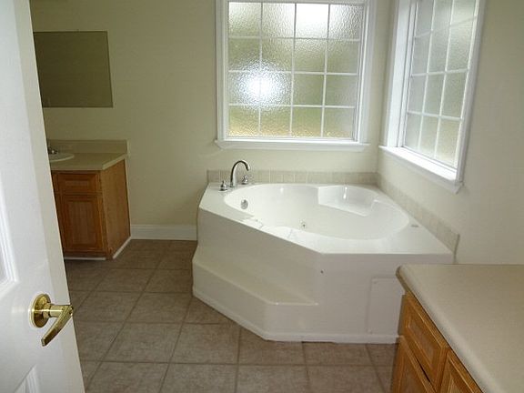 5th image of 325 River Oaks Dr