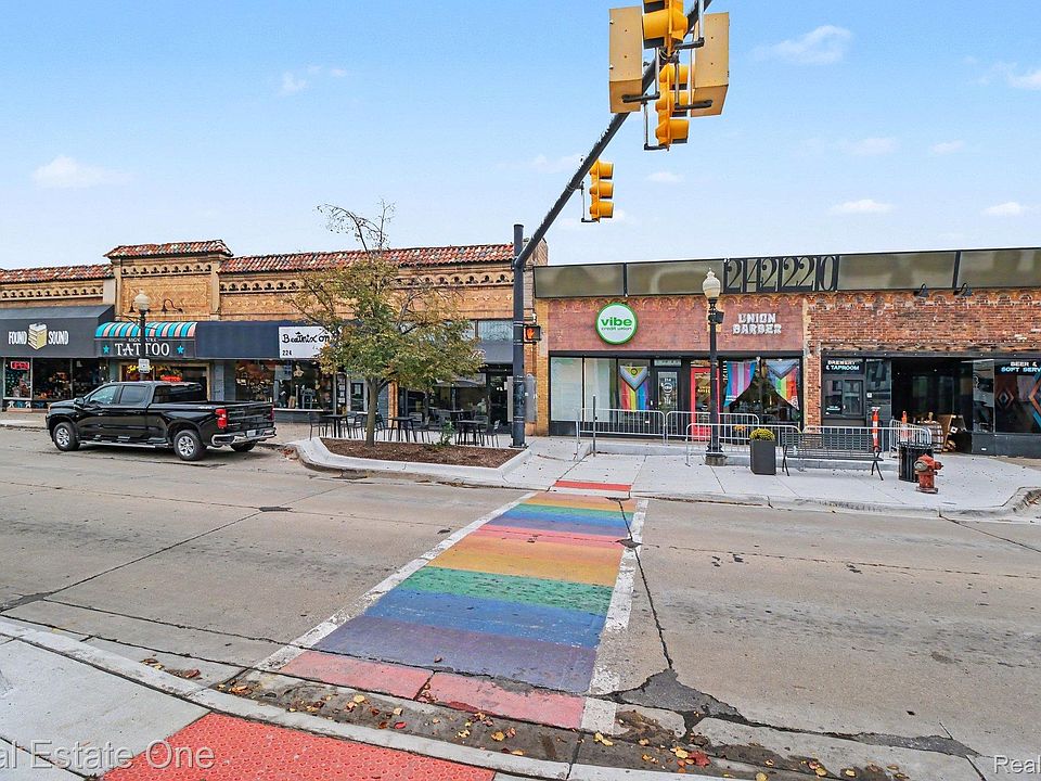 575 Albany St, photo 24